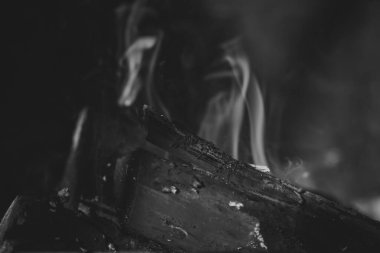 Evdeki şöminede yanan kızgın kömürler.