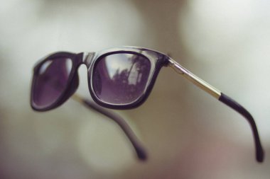 Sıfır yerçekiminde güneşten korunmak için siyah güneş gözlükleri.