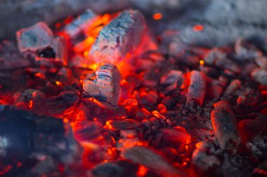 Evdeki şöminede yanan kızgın kömürler.