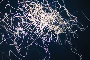 Gece gökyüzünde elektrik şimşeği