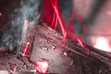 Evdeki şöminede yanan kızgın kömürler.