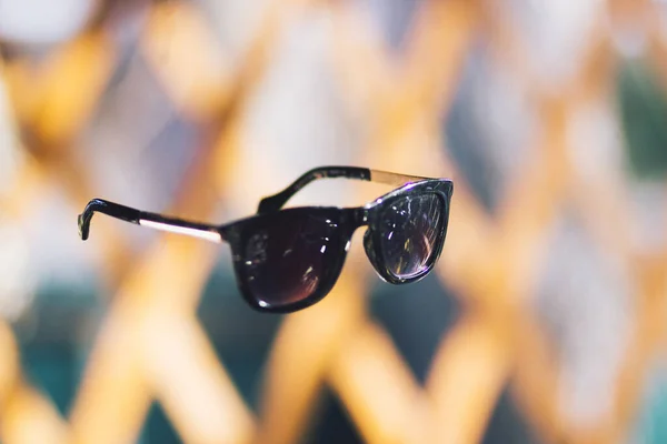 Czarne Okulary Przeciwsłoneczne Dla Ochrony Przed Słońcem Przy Zerowej Grawitacji — Zdjęcie stockowe