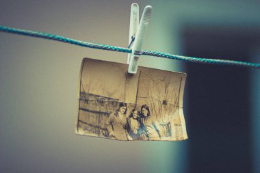 Vieille fotoğraf en noir et blanc ataşe une pince linge une corde