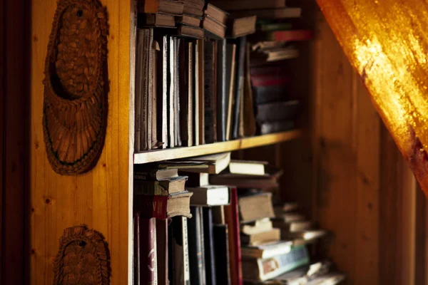 Chaussures Osier Suspendues Sur Une Étagère Bois Avec Vieux Livres — Photo