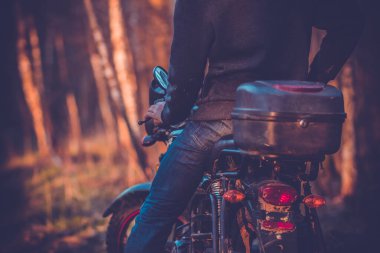 Spor motosikletli koruyucu kasklı genç bir çocuk.