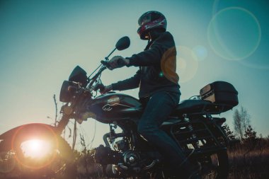 Spor motosikletli koruyucu kasklı genç bir çocuk.