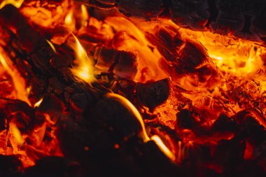 Ev ocağında kızgın kırmızı kömür var.