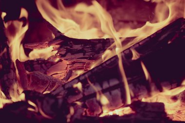 Ev ocağında kızgın kırmızı kömür var.