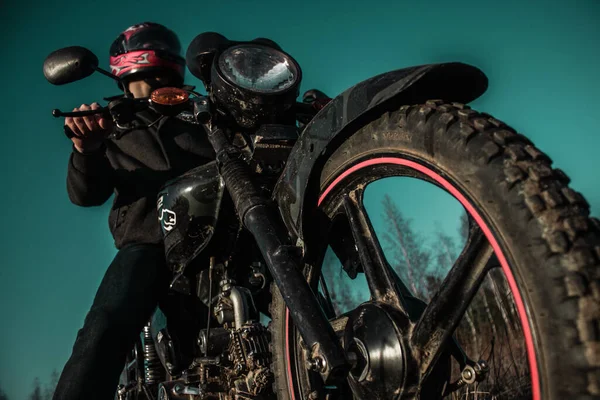 Seorang Anak Laki Laki Dalam Helm Pelindung Pada Sepeda Motor — Stok Foto