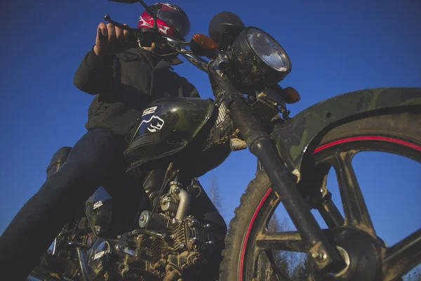 Menino Capacete Proteção Uma Motocicleta Esportiva — Fotografia de Stock