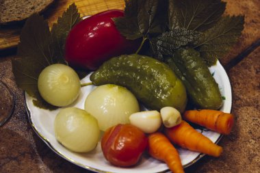 Bir bardak votka, siyah ekmek, peynir, sosis ve turşu.