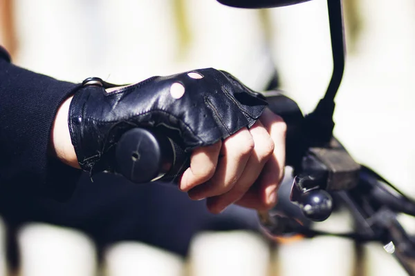 Ręce Motocyklisty Czarnych Skórzanych Rękawiczkach — Zdjęcie stockowe