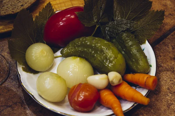 Bir bardak votka, siyah ekmek, peynir, sosis ve turşu.