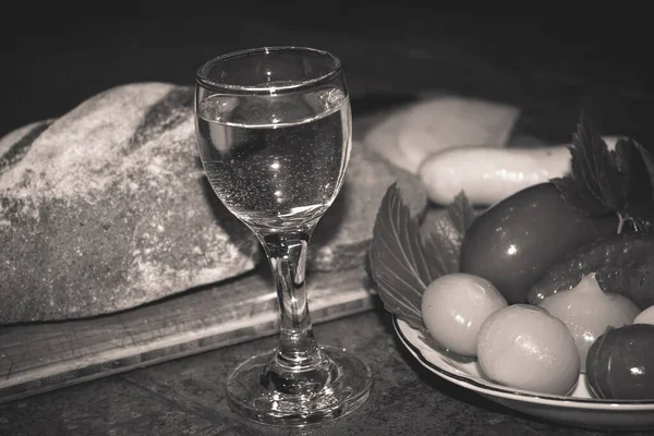 Copo Vodka Pão Preto Queijo Salsicha Picles — Fotografia de Stock