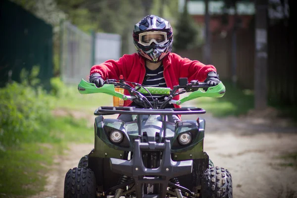 Kleiner Fahrer Mit Helm Auf Einem Quad — Stockfoto