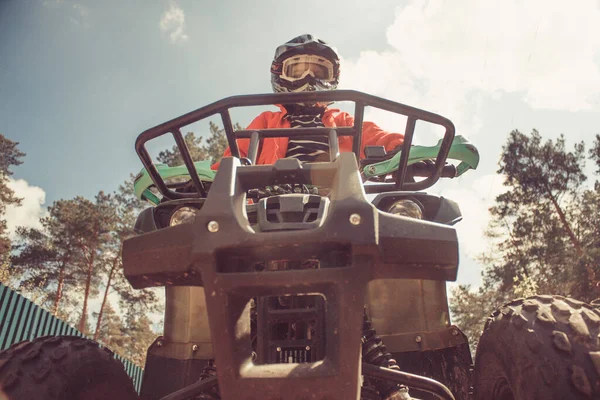 Ένας Μικρός Αναβάτης Κράνος Ποδήλατο Quad — Φωτογραφία Αρχείου