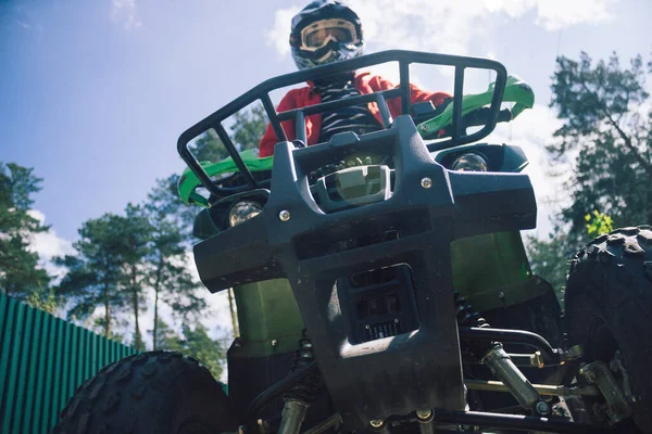 Ένας Μικρός Αναβάτης Κράνος Ποδήλατο Quad — Φωτογραφία Αρχείου