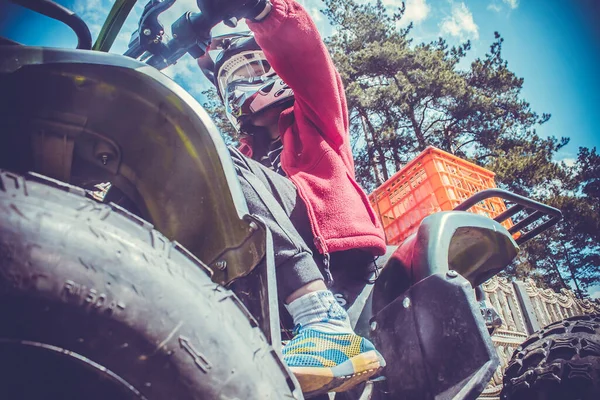 Kleiner Fahrer Mit Helm Auf Einem Quad — Stockfoto