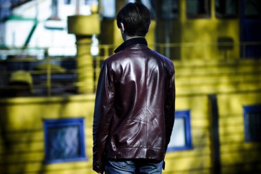 Terk edilmiş bir nehir limanında eski gemiler.