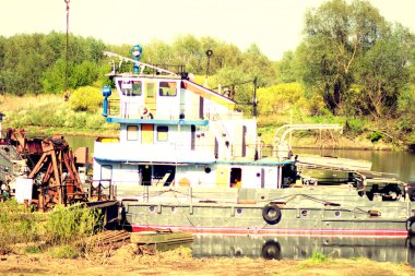 Terk edilmiş bir nehir limanında eski gemiler.