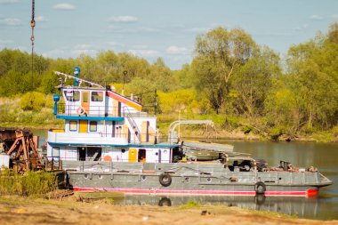 Terk edilmiş bir nehir limanında eski gemiler.