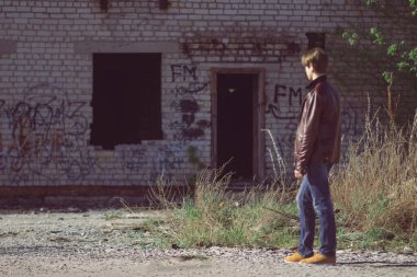 Terk edilmiş bir nehir limanında eski gemiler.