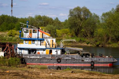 Terk edilmiş bir nehir limanında eski gemiler.