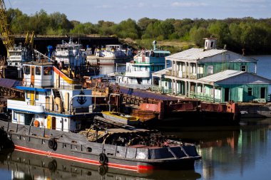 Terk edilmiş bir nehir limanında eski gemiler.