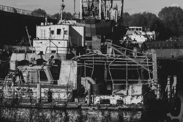 放棄された放棄された川港の古い船 — ストック写真