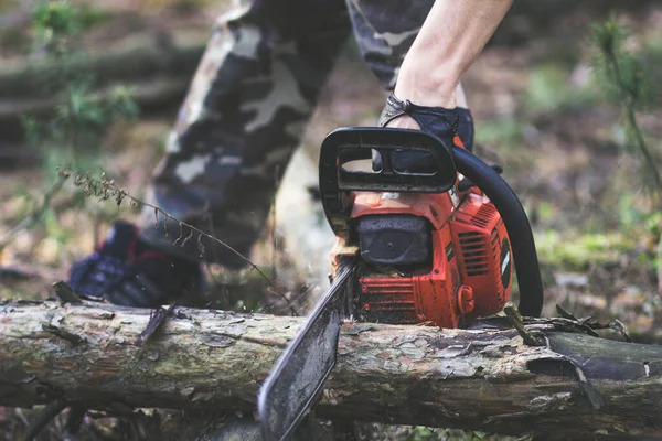 Handen Van Een Jonge Houthakker Camouflage Met Een Kettingzaag — Stockfoto