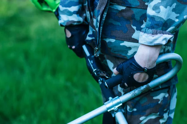 Mãos Jovem Cortador Grama Camuflagem Com Também — Fotografia de Stock