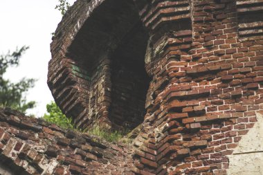 Eski bir antika şatonun kırmızı tuğla duvarları