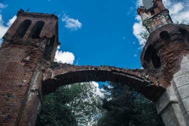 Eski bir antika şatonun kırmızı tuğla duvarları