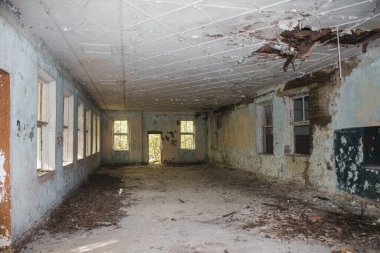 Karışık bir ormandaki terk edilmiş turist dinlenme merkezi.