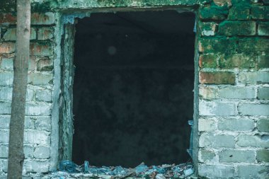 Karışık bir ormandaki terk edilmiş turist dinlenme merkezi.