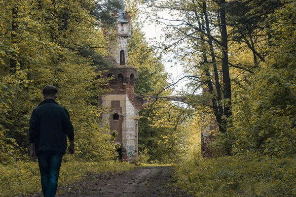 Czerwone Ceglane Ściany Starego Zrujnowanego Zabytkowego Zamku — Zdjęcie stockowe