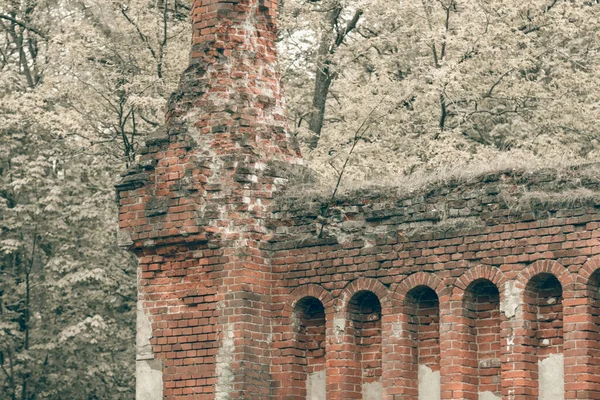 古い廃墟アンティークの城の赤レンガの壁 — ストック写真