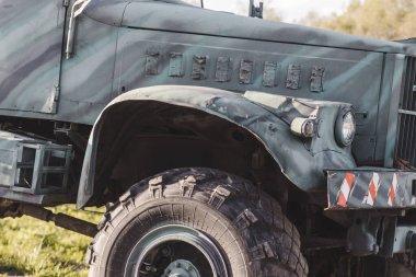 Büyük nehri geçen dubadaki eski Sovyet kamyonu.