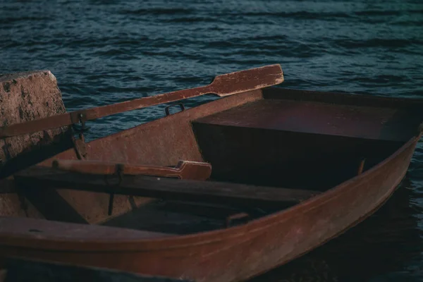Reddingsboot Het Water Bij Pittoreske Oever Aan Grote Rivier — Stockfoto