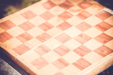 Oyun için tahta bir satranç tahtasındaki siyah beyaz kareler