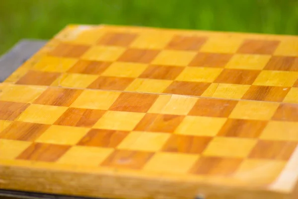 ゲームのための木製のチェスボード上の黒と白の正方形 — ストック写真