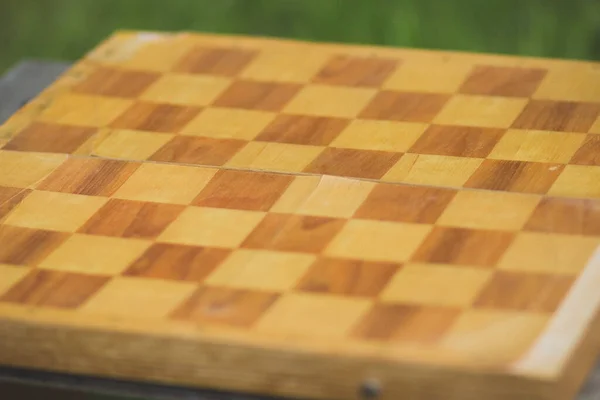 ゲームのための木製のチェスボード上の黒と白の正方形 — ストック写真