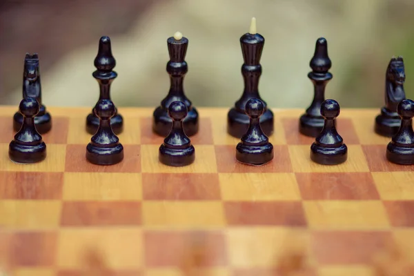 チェスのための木製のチェスボード上の黒と白の作品 — ストック写真