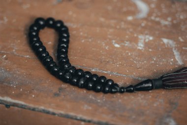 Eski moda siyah geleneksel değerli tespih masada.