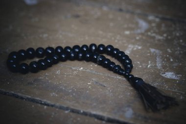 Eski moda siyah geleneksel değerli tespih masada.