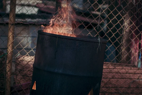 Hot Searing Fire Old Rusty Iron Barrel Garbage — Stock Photo, Image