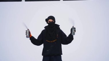Avangard sanatçıların sanat performansı sergiledikleri yavaş çekim videoları, duvarın yanında duran parlak renkli boya damlalarıyla koruyucu kimyasallarla kaplanıyorlar.