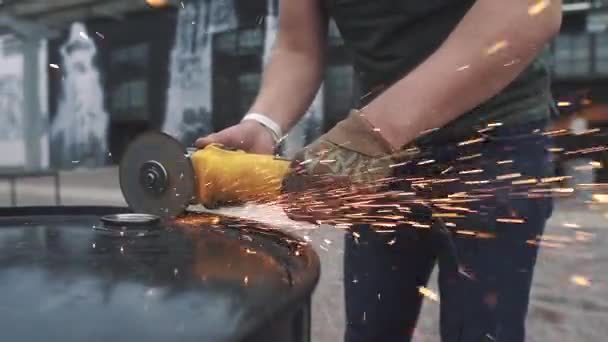 Manos Mecánico Usando Máquina Pulir Angular Eléctrica Fábrica Cortando Chispas — Vídeo de stock