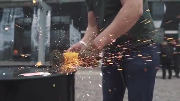 Homme Scie Rectifieuse Angulaire Fer Détails Étincelles Partir Angulaire 120 — Video