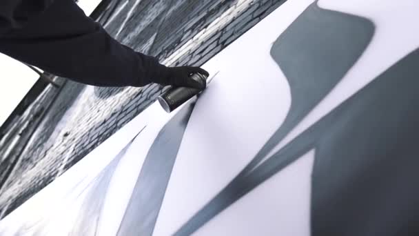 Cerca Graffista Recorre Los Bordes Las Pinturas Con Color Negro — Vídeos de Stock
